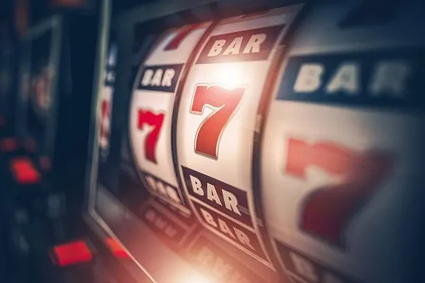 একটি স্লট মেশিনের ক্লোজ-আপে ‘BAR’ ও ‘7’ প্রতীকসহ রিল দেখা যাচ্ছে।